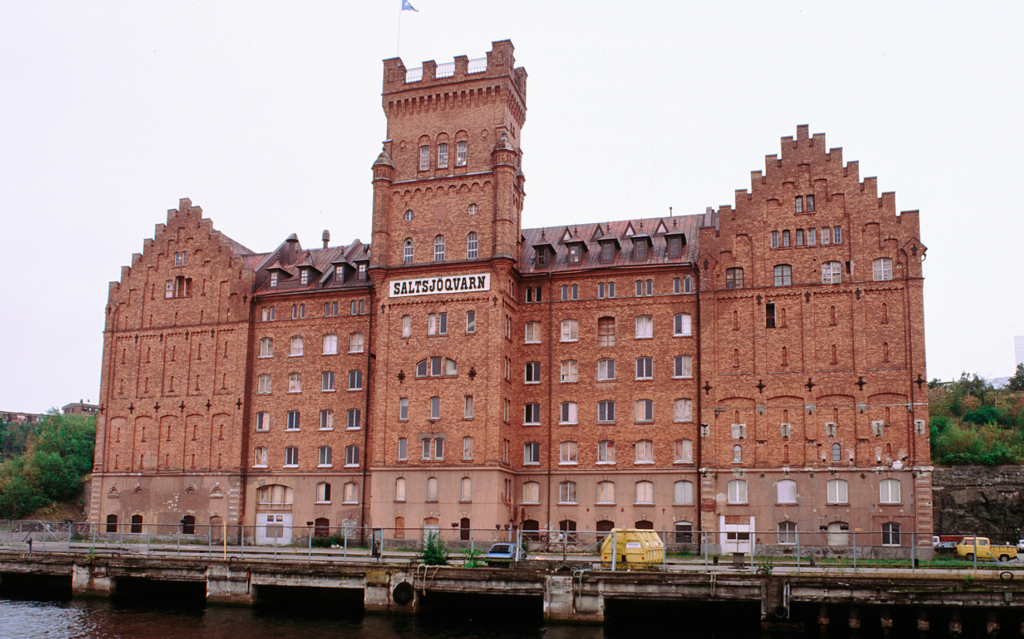 Ett stort hus med många fönster.