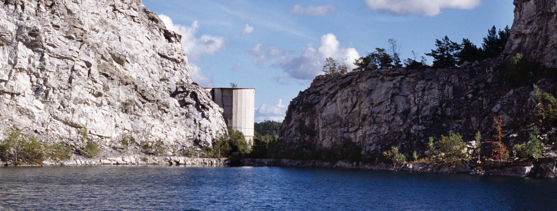 Vatten förgrunden, två klippor som ramar in vattnet.