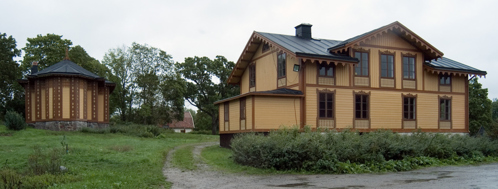 Ett stort hus med gräs intill väggen.