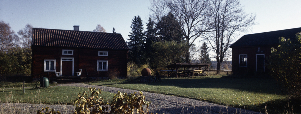 Två små hus. Det är sommar.