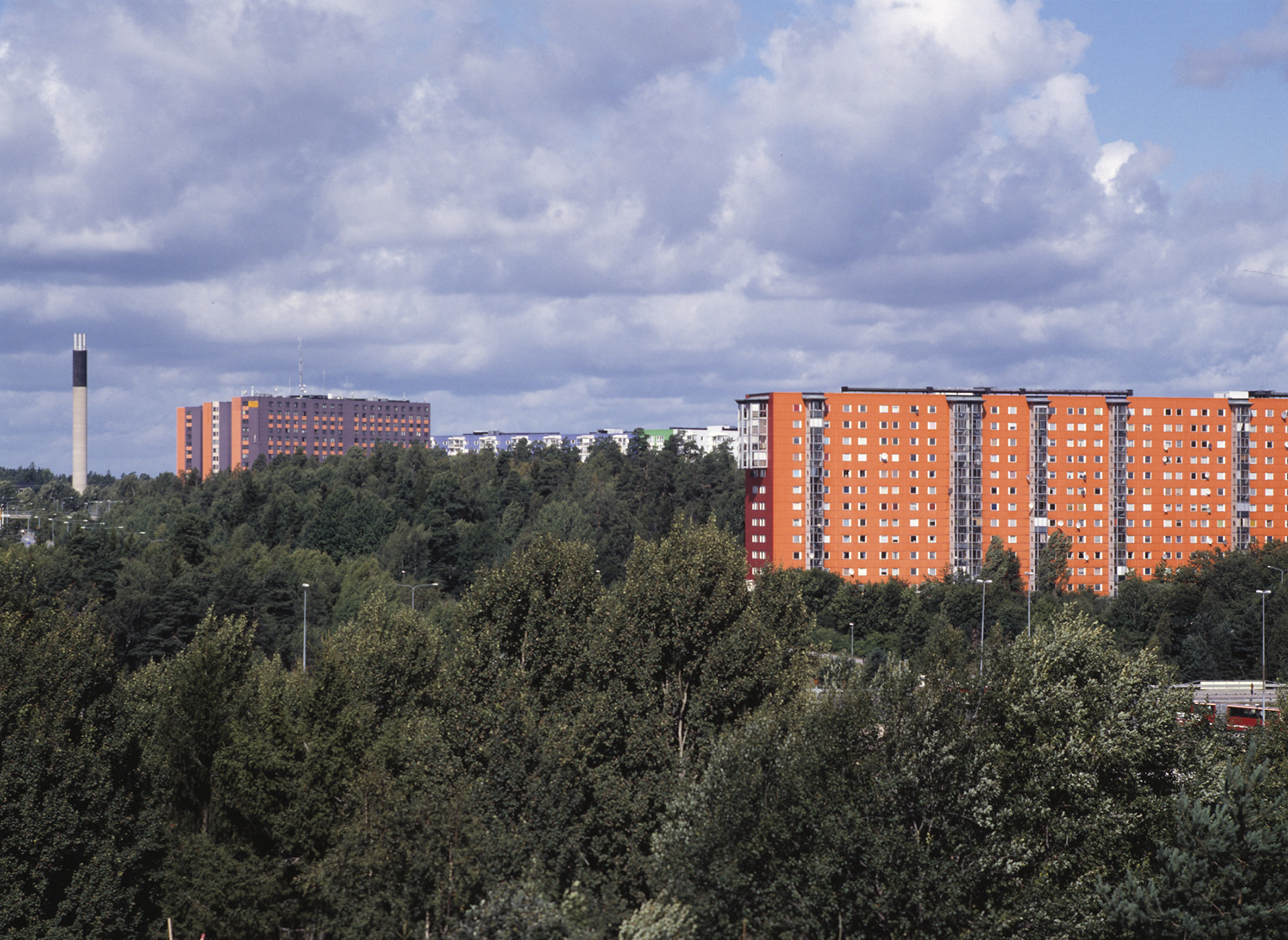 Stora hus med skog runt omkring.