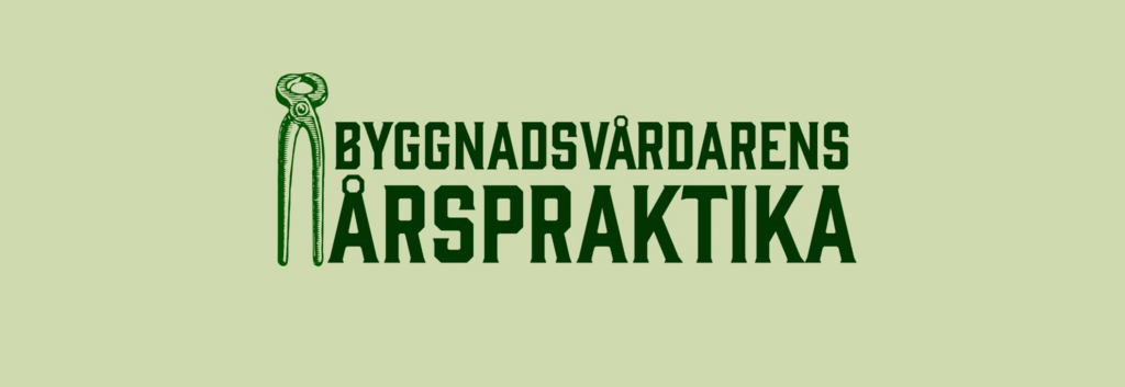 Grön text: Byggnadsvårdarens årspraktika, på grön platta. En såg placerad bredvid texten till höger