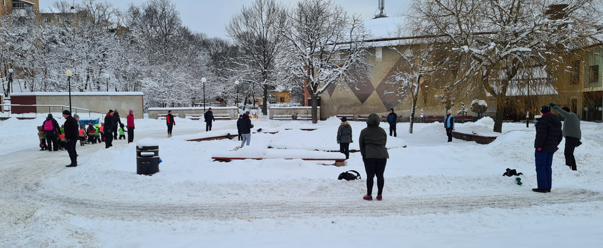 Seniorträning på torget. I ett års tid har vi tränat på Årsta torg i ur och skur.