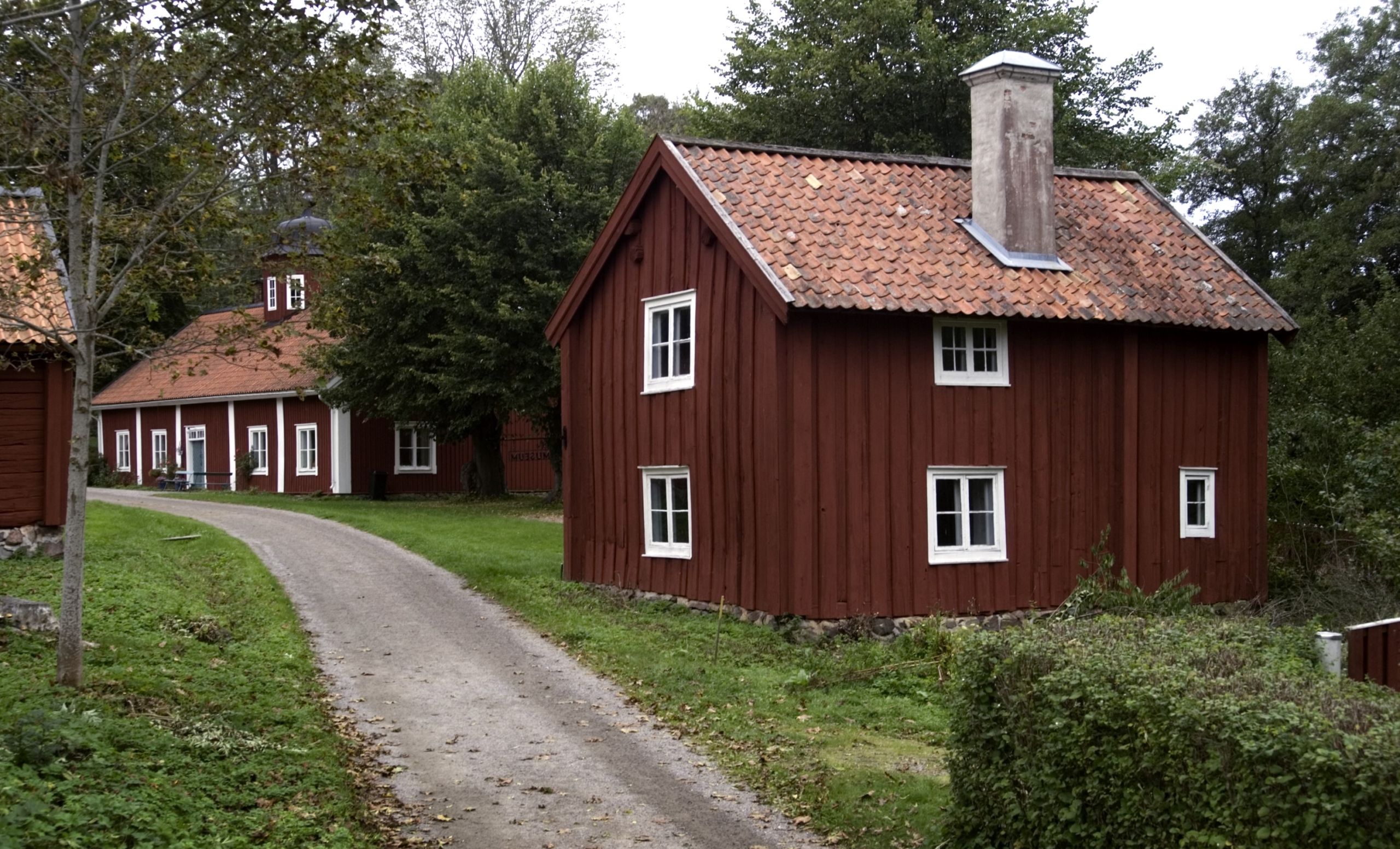 Tingshuset och ett annat rött hus.