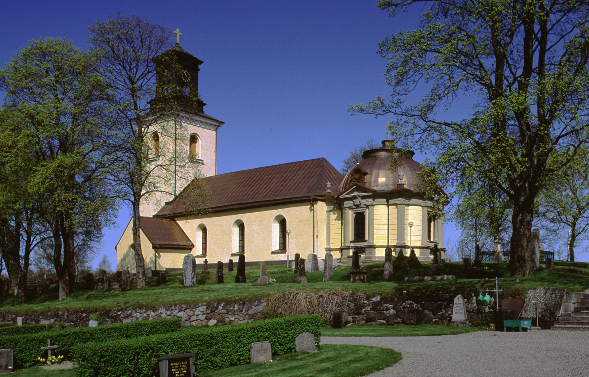 En stenkyrka.