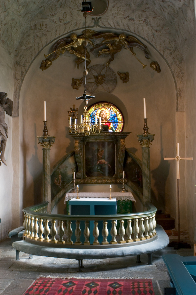 Kor med utsmyckningar i Orkesta kyrka