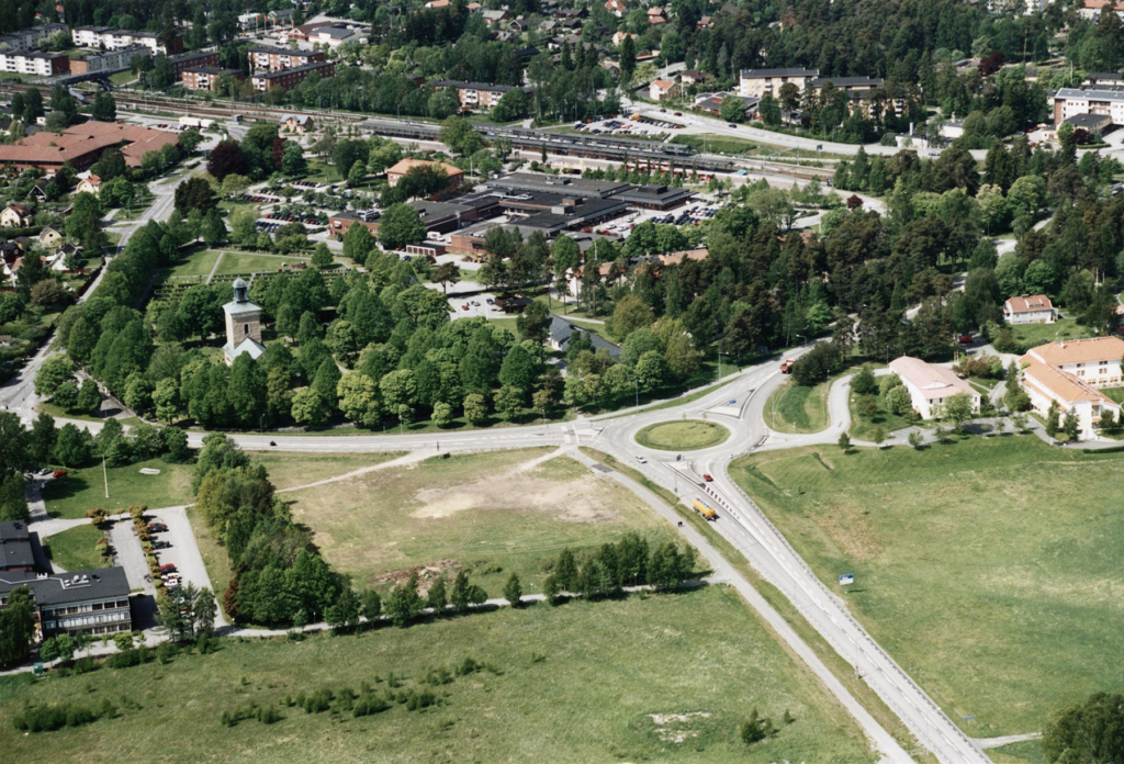 Flygfoto över centrala Västerhaninge med kyrkan och omgivande bebyggelse