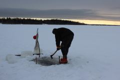 En vak huggs upp för nätfiske.