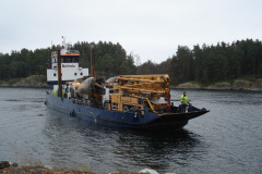 Betongbilen traporteras per båt.