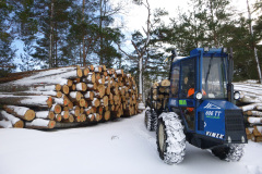 Timmer och skogsmaskin vid Sandvreten.